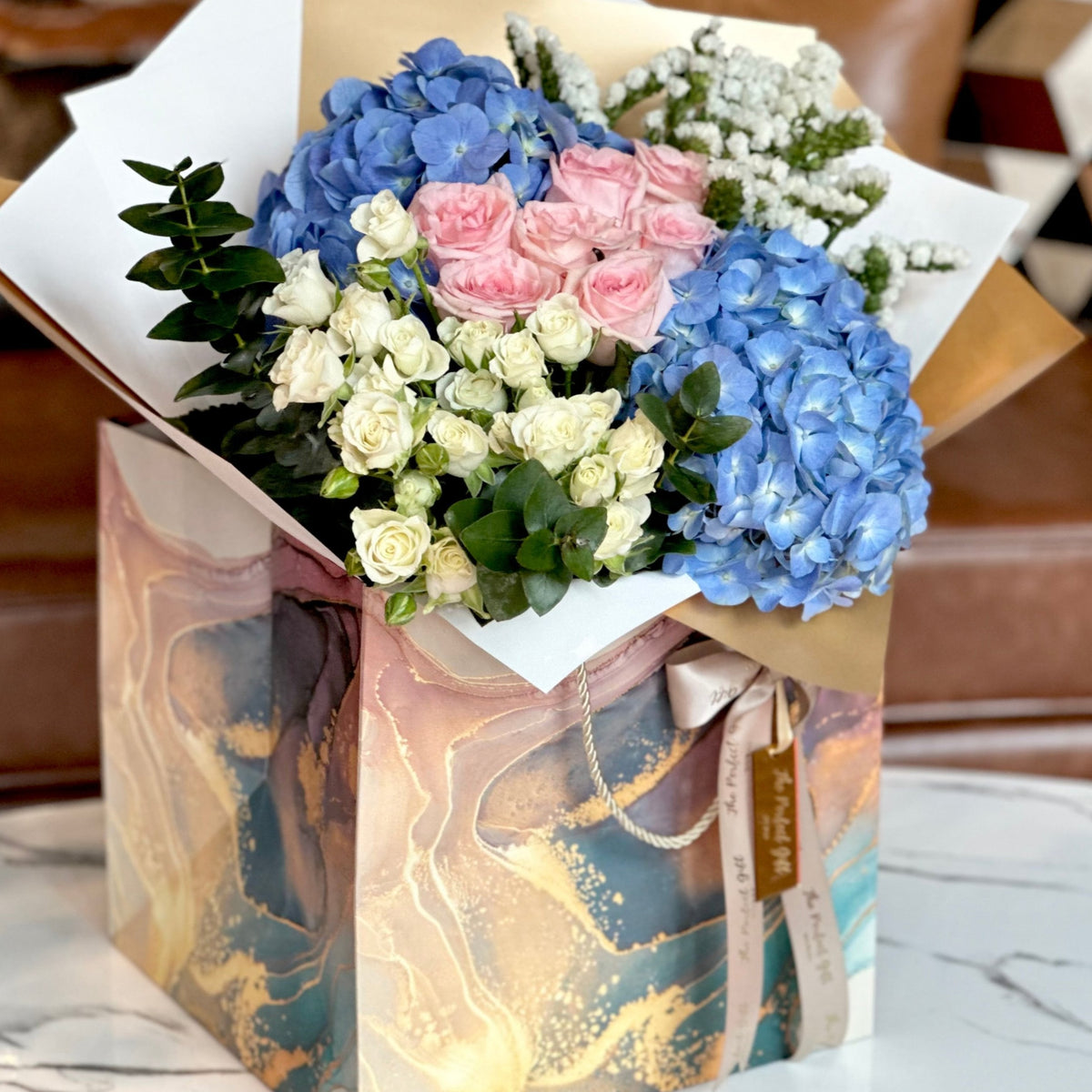 Ramo Collection Ramos de flores en Dubái: envoltorios modernos y creativos. Entrega en ...