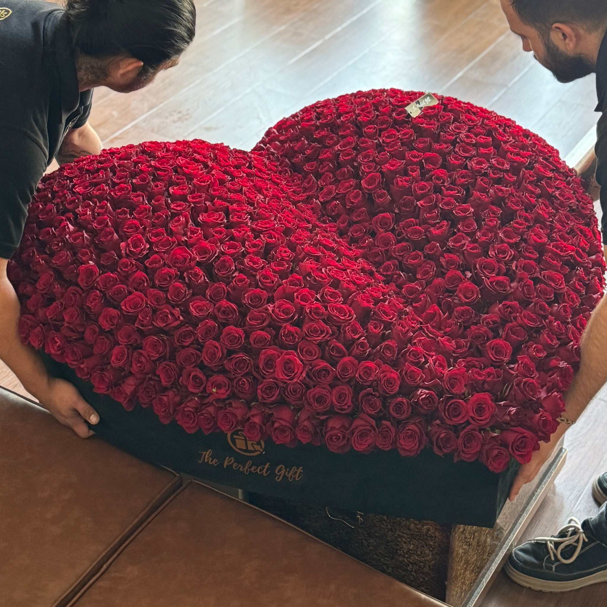 Caja de 1000 rosas rojas con forma de corazón - Entrega en Dubái - Compre  regalos ahora - Dot Perfect Gift Trading LLC