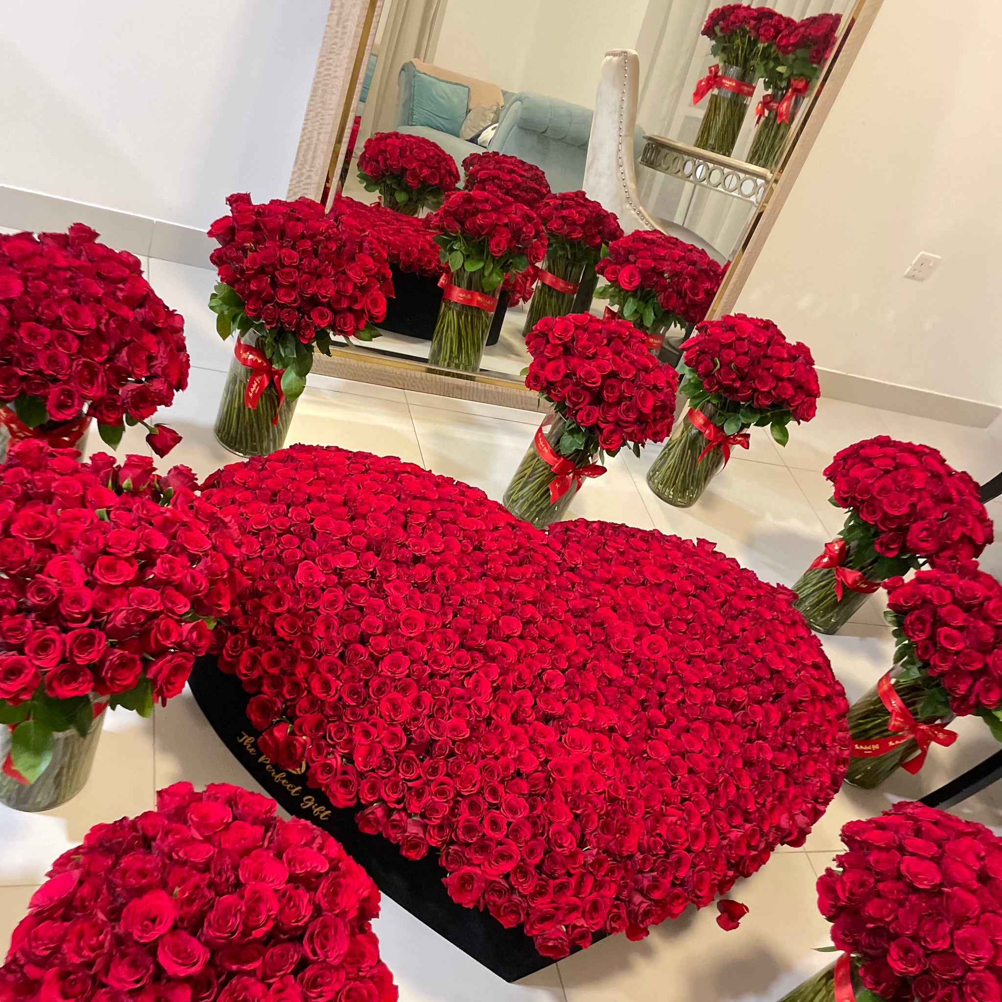 2000 Rosas de Lujo en Dubái - Entrega de flores al día siguiente en EAU -  Regalos de San Valentín en Dubái - Dot Perfect Gift Trading LLC