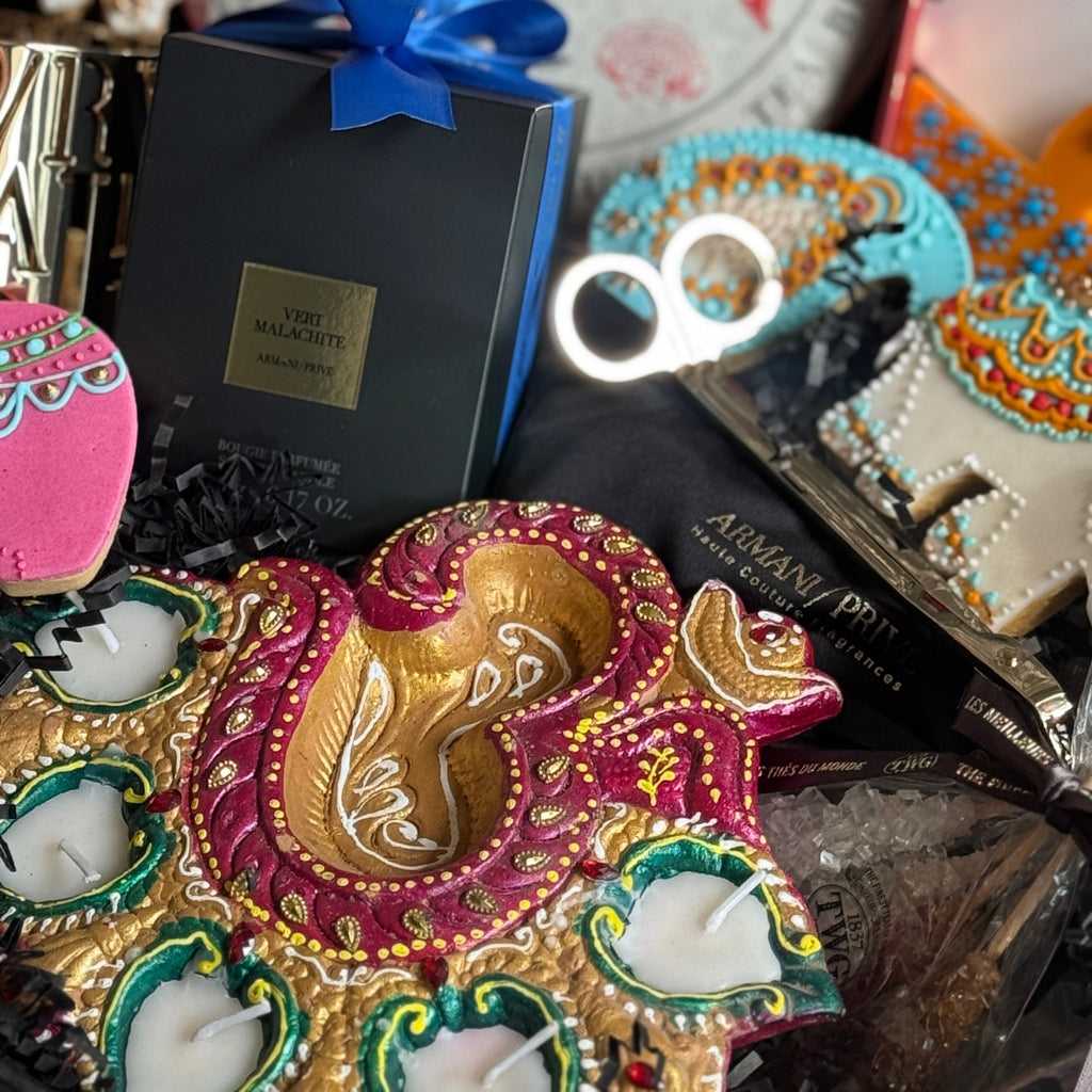 Decorative items including a colorful horse-shaped object, a black box with a blue bow, and a tea bag labeled 'Yunnan Pu-Erh'.