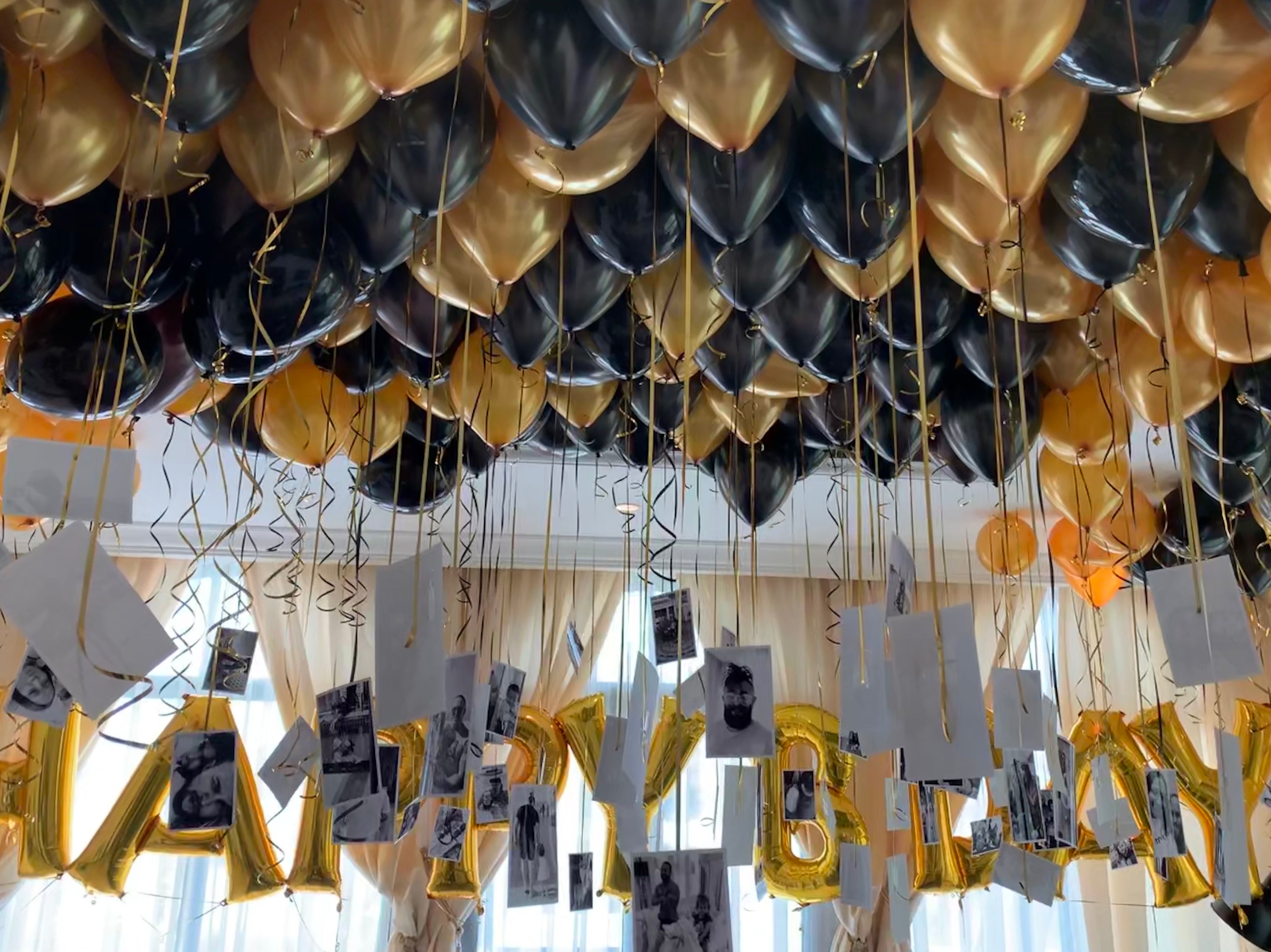 Decoración con globos dorados y negros - Haz tu pedido en línea AHORA -  Entrega en Dubái – The Perfect Gift® Dubái