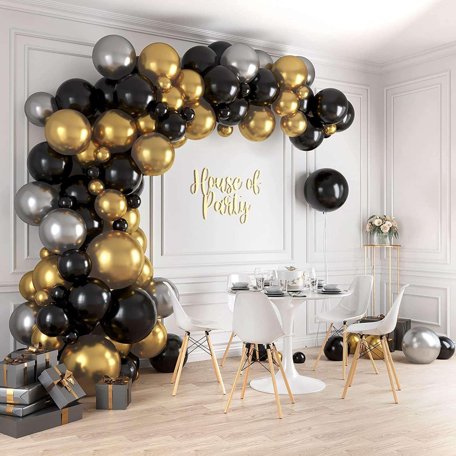 Arreglo de configuración de globo negro dorado - Decoración de globos -  Ordene en línea a los EAU - The Perfect Gift® Dubai