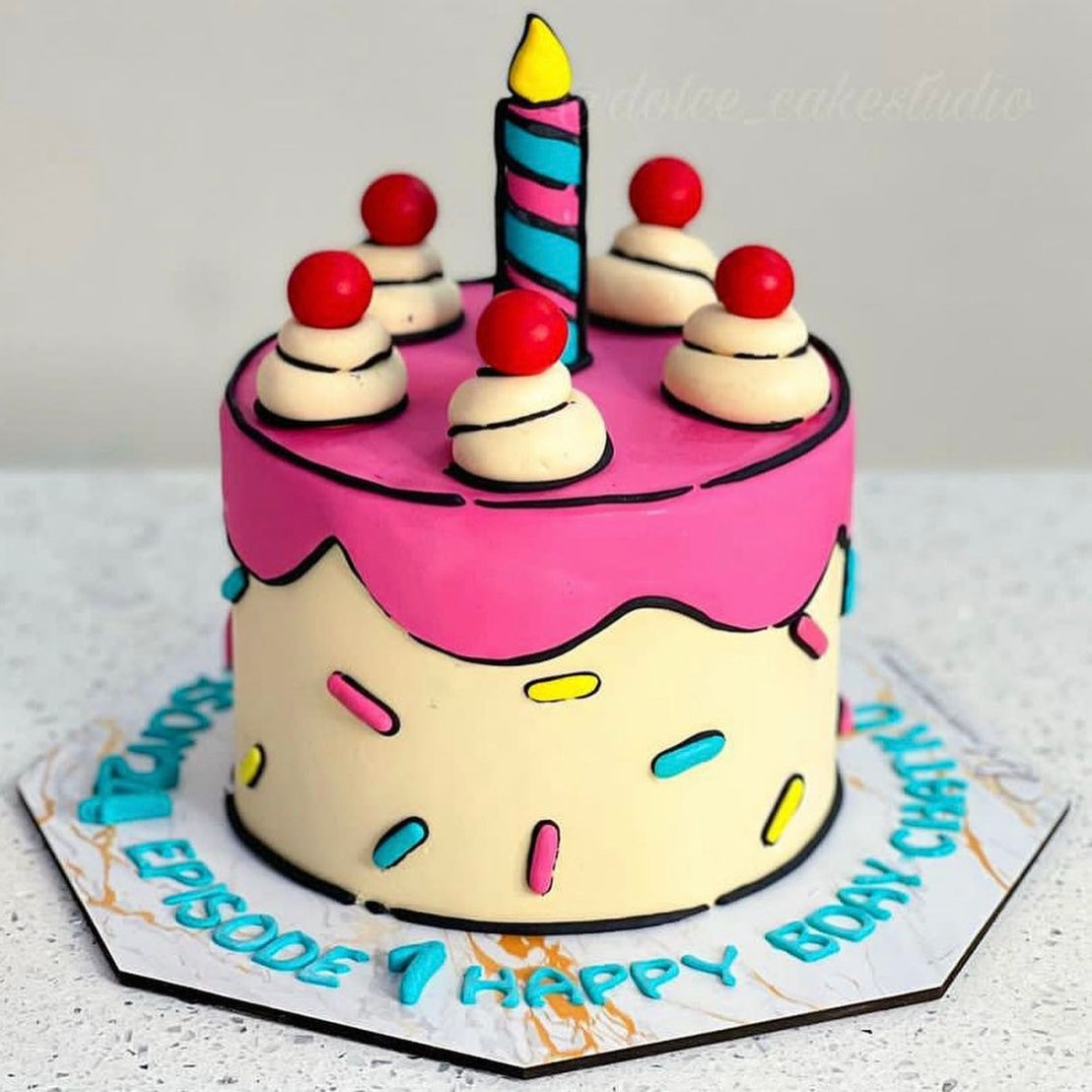 Um desenho colorido de um bolo de creme com uma cobertura em forma