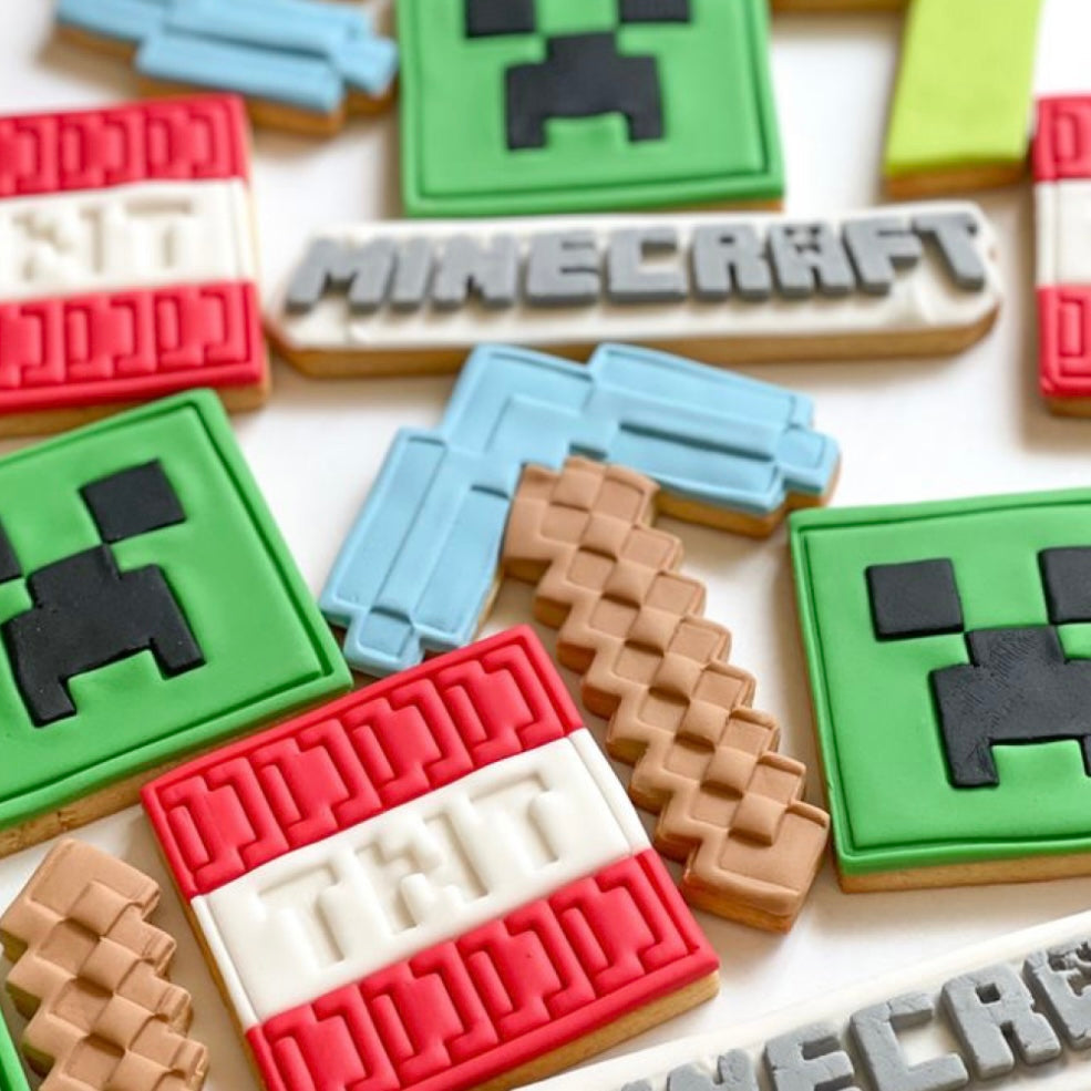Bolo com tema verde e vermelho do Minecraft - Faça seu pedido online agora  - Entrega no dia seguinte! – O Presente Perfeito® Dubai