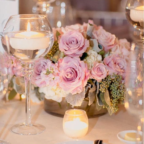 Incredibile centrotavola floreale con rose morbide e candele - Consegna  GRATUITA negli Emirati Arabi Uniti e Dubai - Acquista ora online - The  Perfect Gift® Dubai
