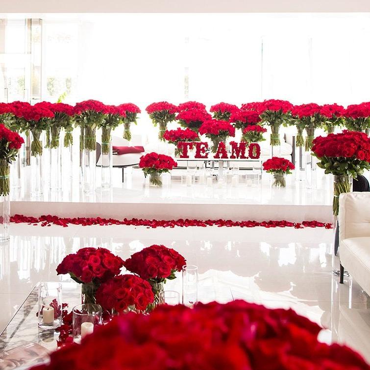 3000 Roses 3000 Roses Vase - Ultimate Valentine Gift - Delivery to Dubai – Dot ...